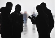 黄牛是什么意思？黄牛现象在不同领域的表现和影响有哪些？