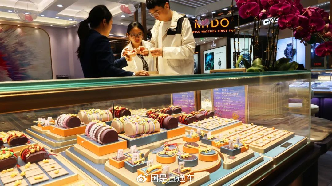 一睁眼，金饰价格涨回千元！这波行情怎么走？